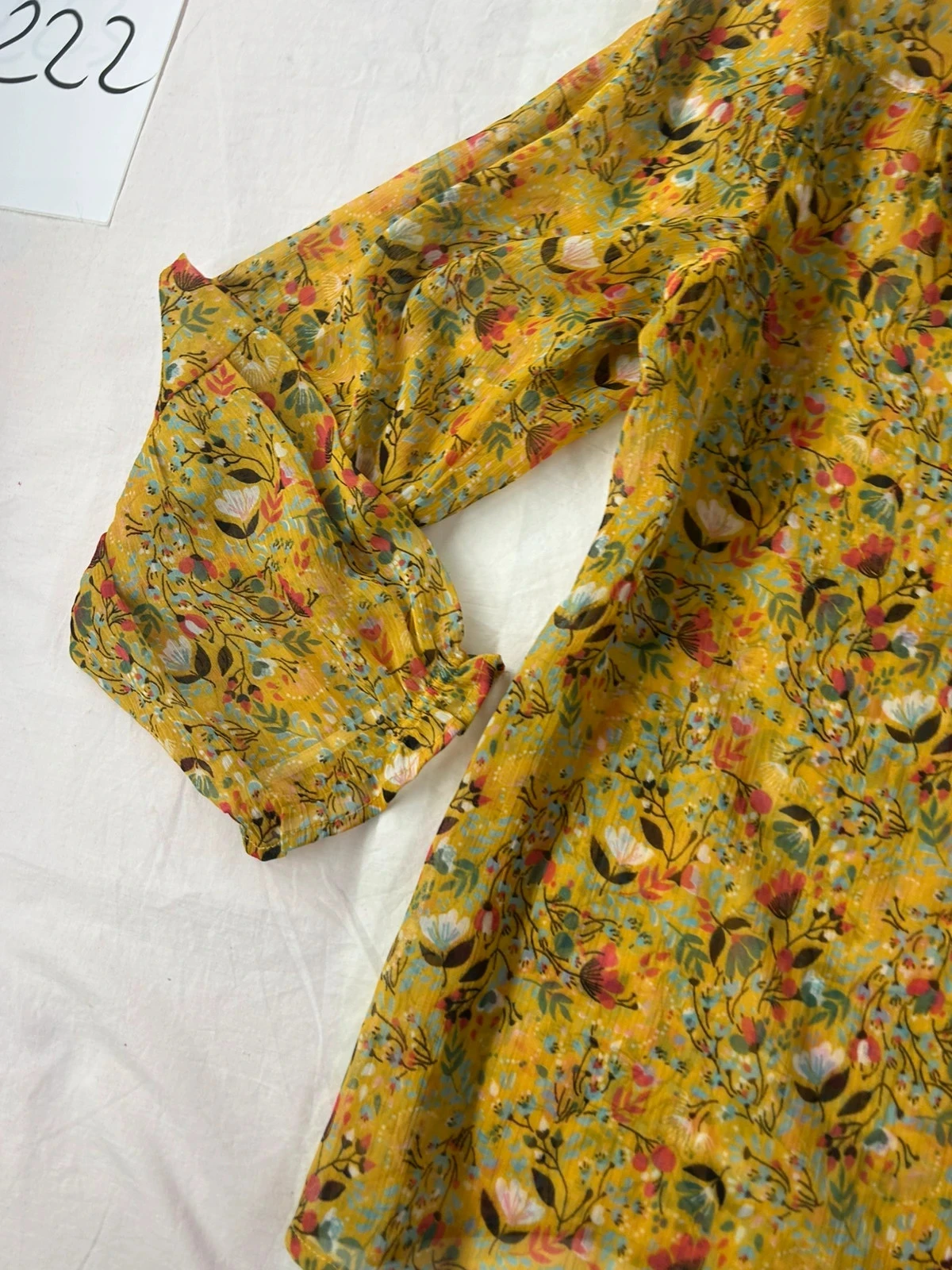 Gele mosterd blouse met lange mouwen en vintage patroon met transparant effect en kant – photo 6